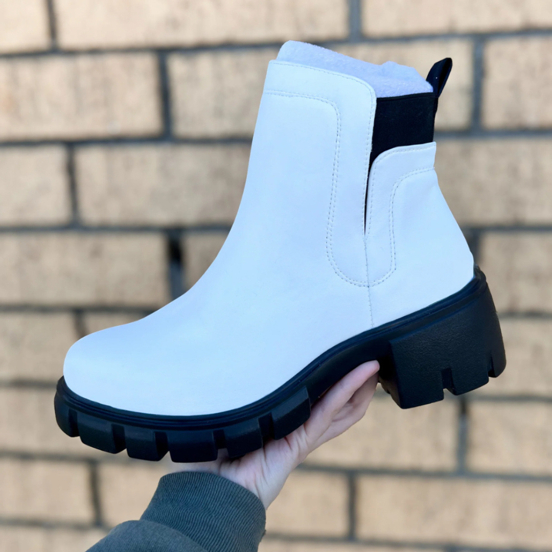 Very G Dana Pull On Boot ~ White